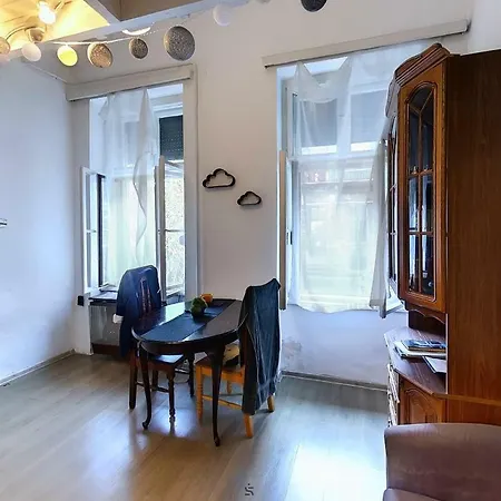 Rose Apartmann *